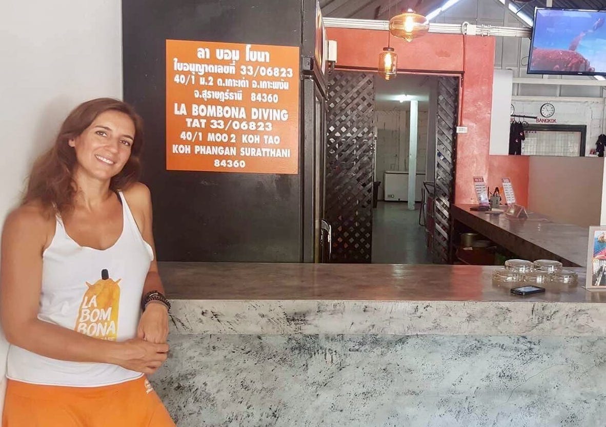 Rocío Garcia en su negocio en Tailandia