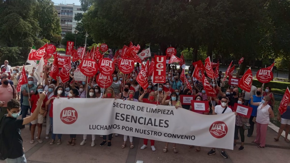 Imágenes de la concentración en la Delegación de Empleo de Córdoba del sector de la limpieza