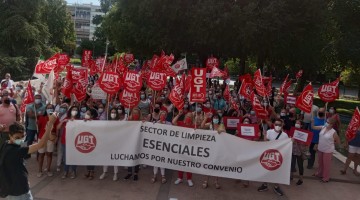 Imágenes de la concentración en la Delegación de Empleo de Córdoba del sector de la limpieza
