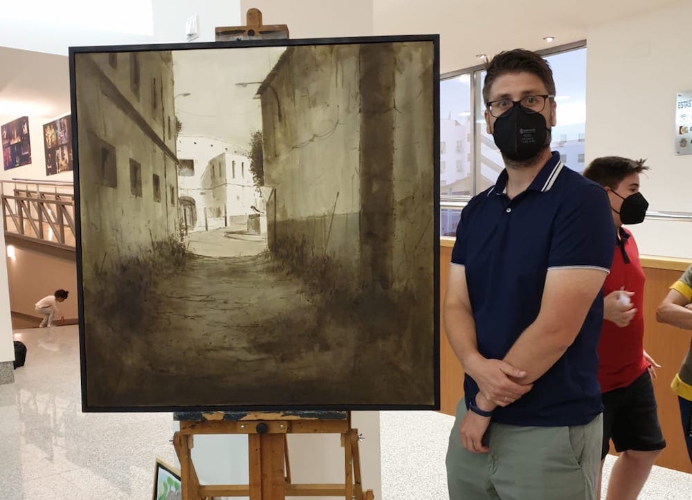 Francisco Jesús Ramos con la obra presentada y que ha conseguido los 2.000 euros