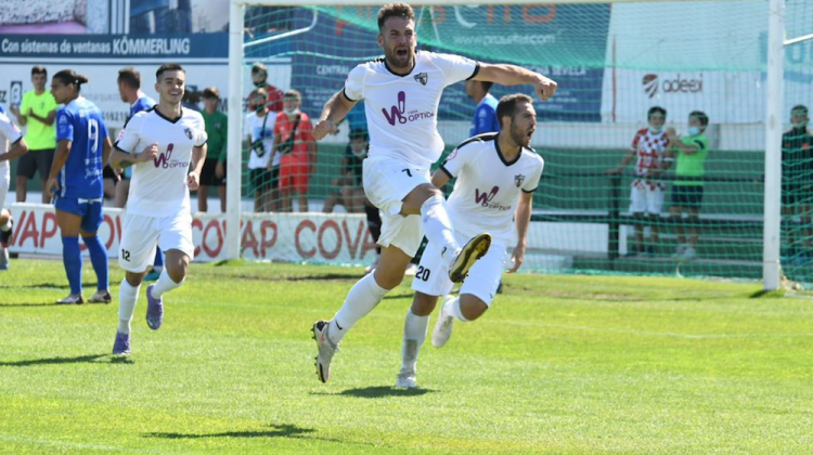 Carlos Moreno celebrando su tanto ante el Xerez. Foto: CD Pozoblanco