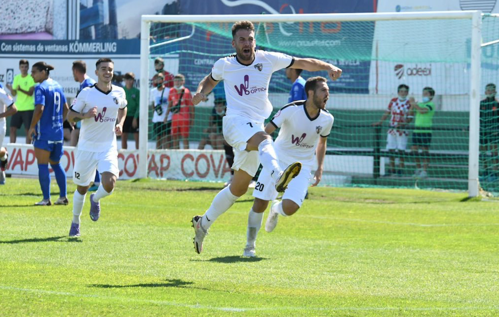 Carlos Moreno celebrando su tanto ante el Xerez. Foto: CD Pozoblanco