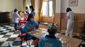 Los equipos preparando la tercera dosis de la vacuna contra el Covid-19 en una residencia de la comarca