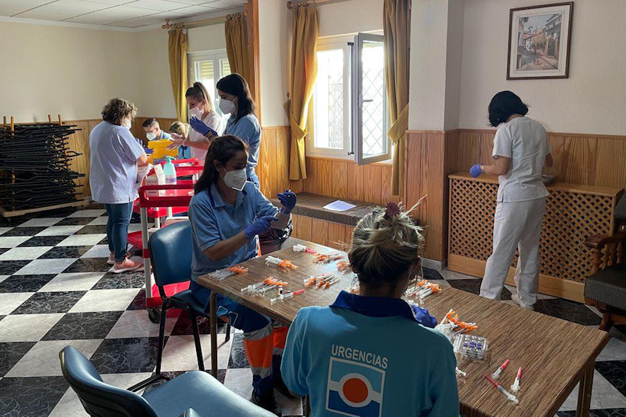 Los equipos preparando la tercera dosis de la vacuna contra el Covid-19 en una residencia de la comarca