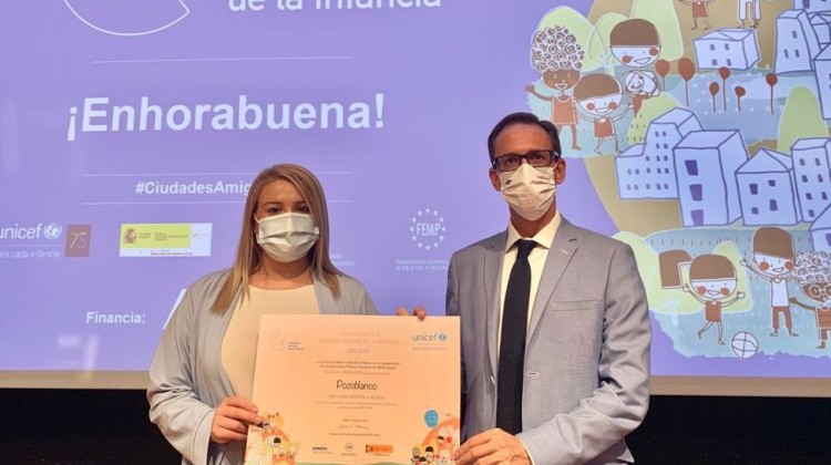 Santiago Cabello y María Fernández recogiendo el distintivo de 'Ciudad, Amiga de la Infancia'