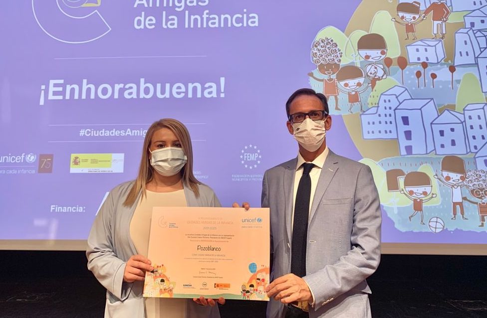 Santiago Cabello y María Fernández recogiendo el distintivo de 'Ciudad, Amiga de la Infancia'