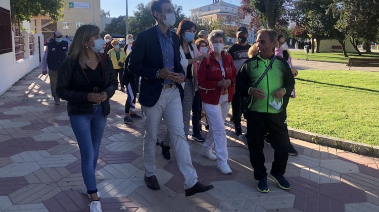 Antonio López con las personas mayores que han participado hoy en la actividad