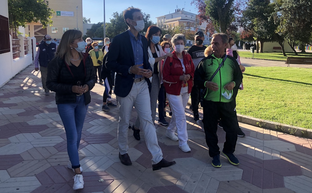 Antonio López con las personas mayores que han participado hoy en la actividad
