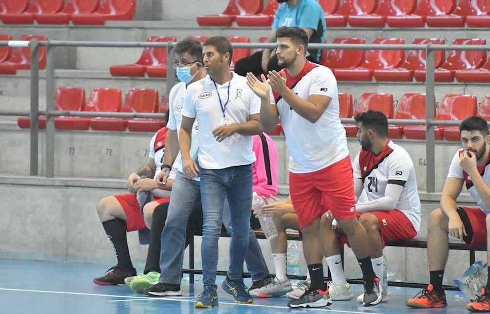 El entrenador del Balonmano Pozoblanco, Pepe Morales, dando instrucciones a su equipo