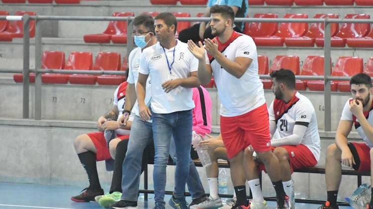 El entrenador del Balonmano Pozoblanco, Pepe Morales, dando instrucciones a su equipo