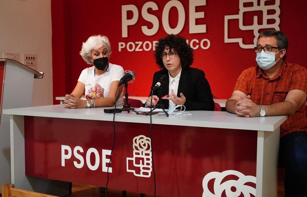 Miembros del grupo municipal del PSOE durante la rueda de prensa