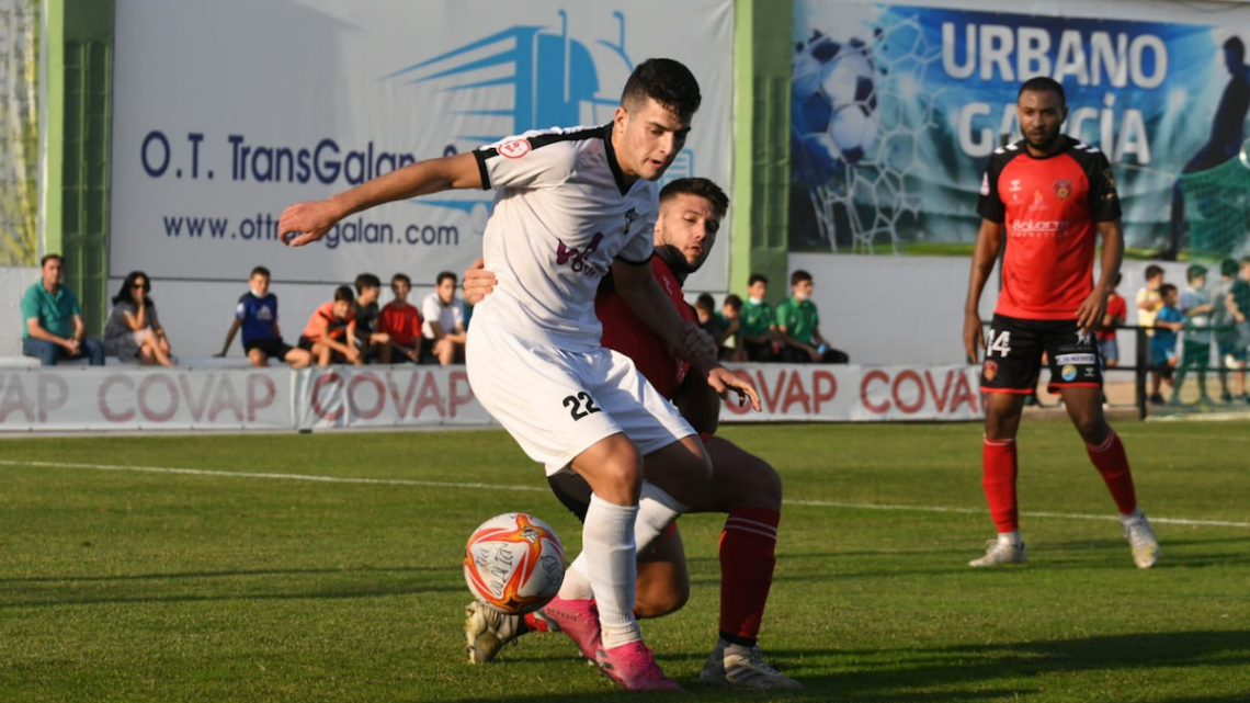 Fran Gómez controla un balón ante un jugador del Puente Genil Foto: CD Pozoblanco