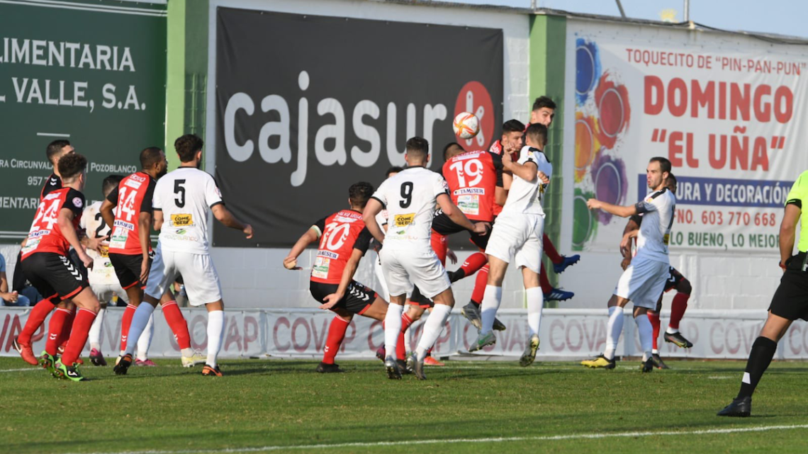 Una imagen del partido que midió al Pozoblanco con el Salerm Puente Genil Foto: Twitter CD Pozoblanco