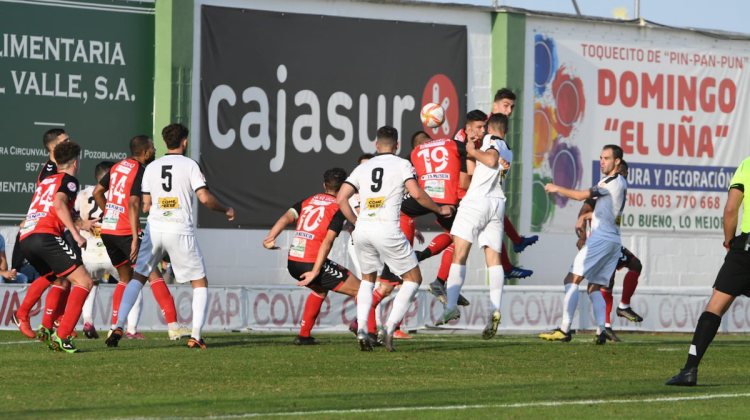 Una imagen del partido que midió al Pozoblanco con el Salerm Puente Genil Foto: Twitter CD Pozoblanco