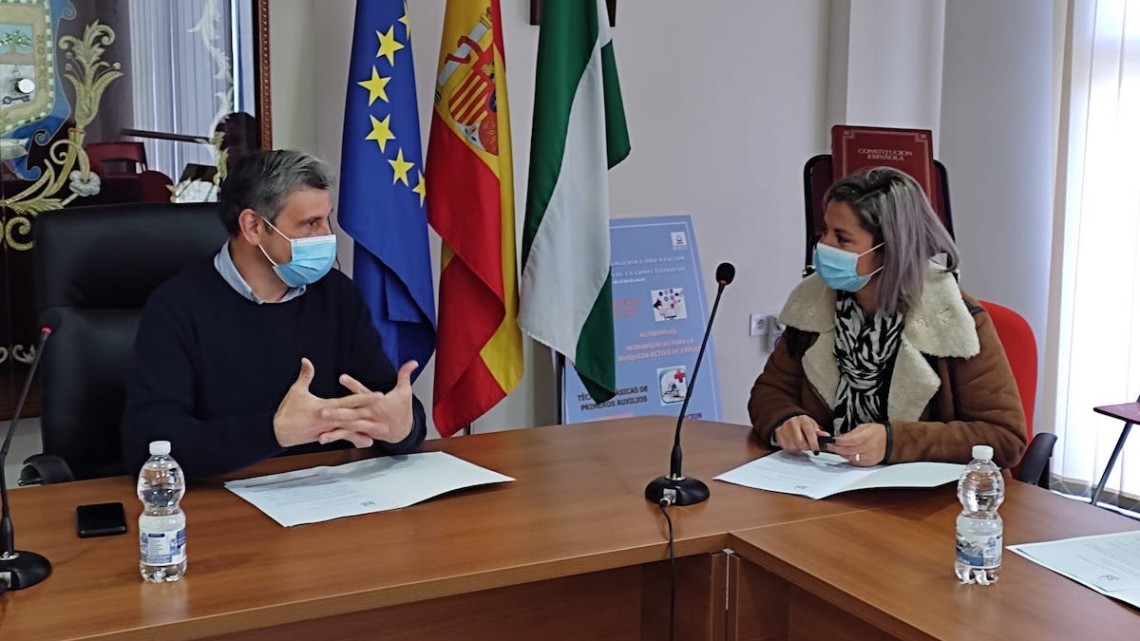 Ángel Moreno y Erika Nevado durante la visita de la diputada a Villaralto
