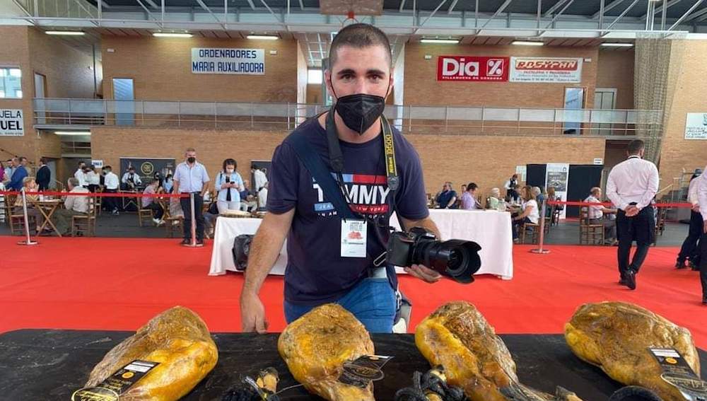 Antonio Jesús Dueñas trabajando en la pasada Feria del Jamón