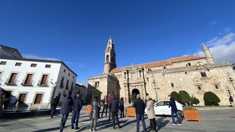 Momento de la visita a Hinojosa del Duque a través de la iniciativa 'Hinojosa Cerca de Ti'