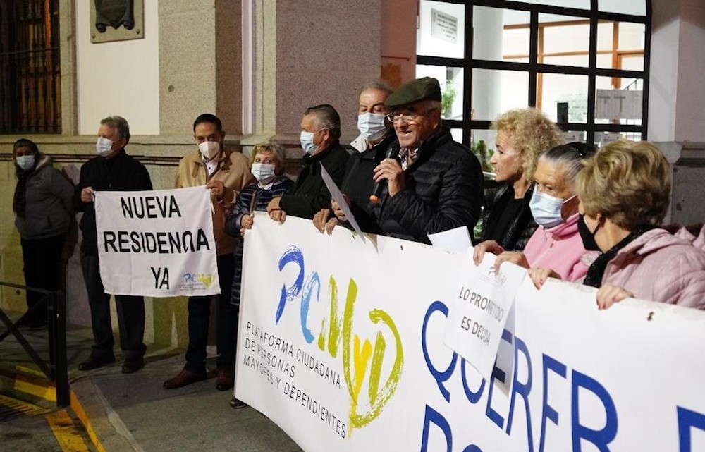 Concentración reivindicando la construcción de la residencia de mayores de Pozoblanco