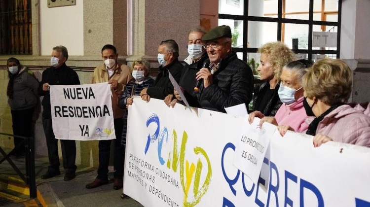 Concentración reivindicando la construcción de la residencia de mayores de Pozoblanco