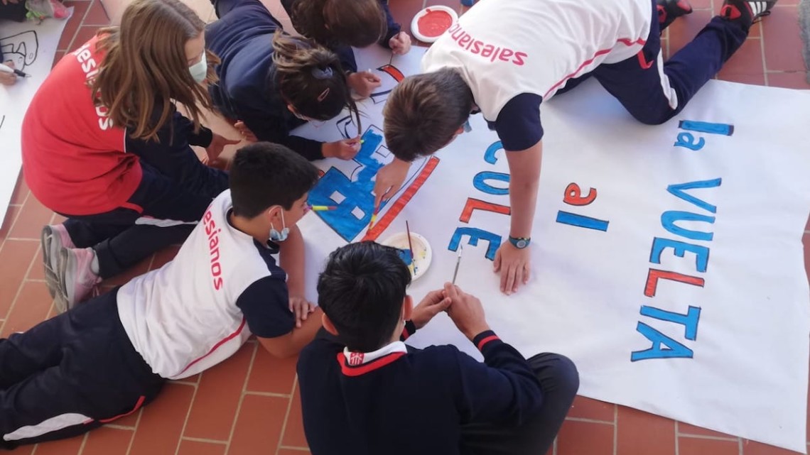 El alumnado del colegio salesiano preparando la iniciativa