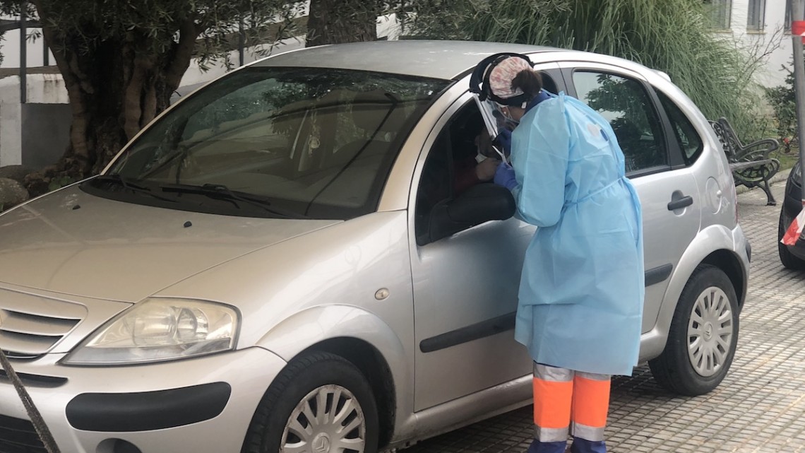 Una enfermera haciendo una prueba PCR