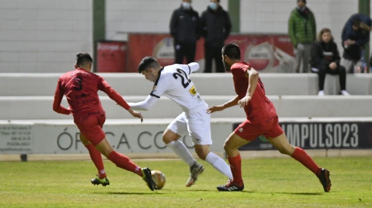 Fran Gómez en una acción del partido