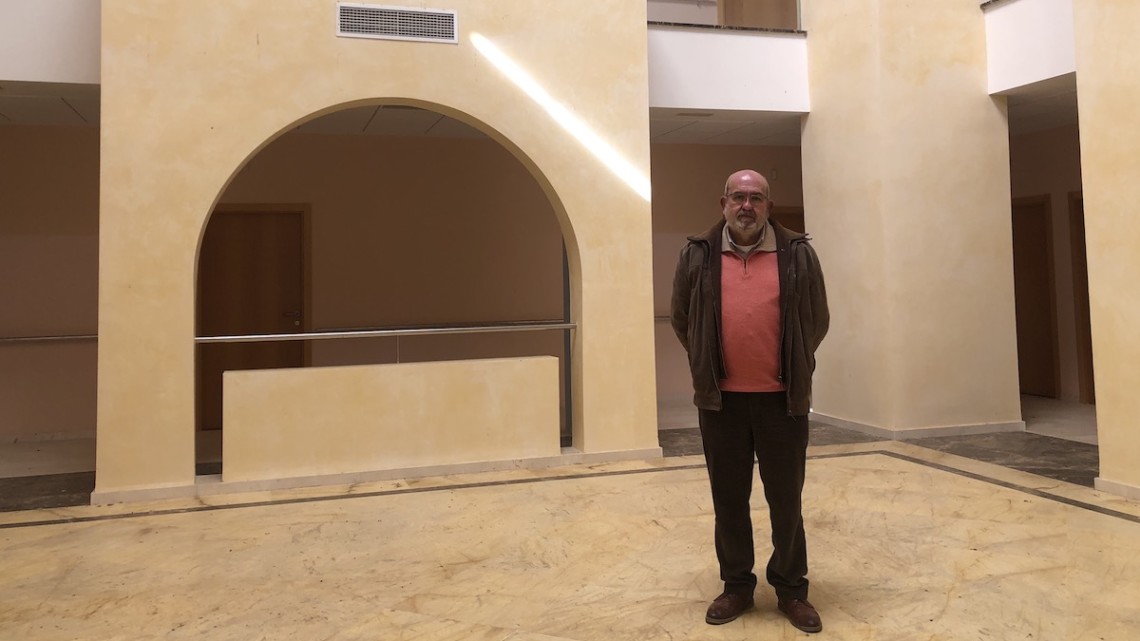 El alcalde de Fuente La Lancha, José Chaves, en el interior de la residencia de la localidad