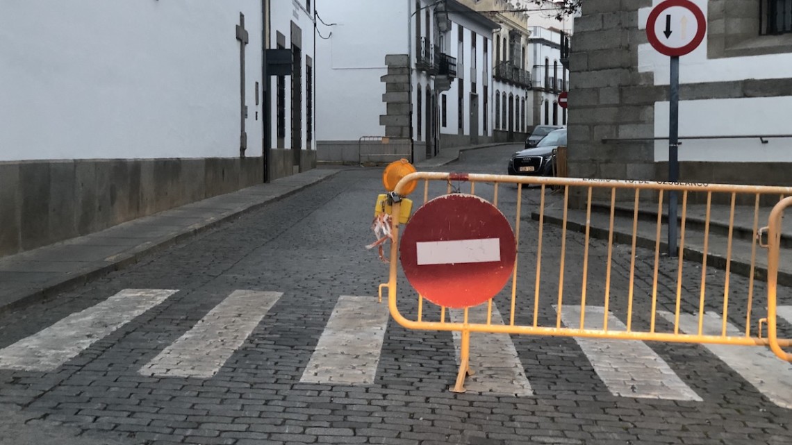 Señalización del corte al tráfico en la Plaza de la Iglesia