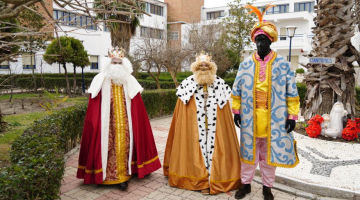 Los Reyes Magos luciendo sus nuevos trajes
