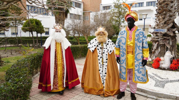 Los Reyes Magos luciendo sus nuevos trajes