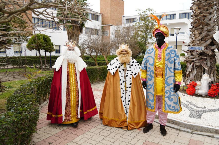 Los Reyes Magos luciendo sus nuevos trajes