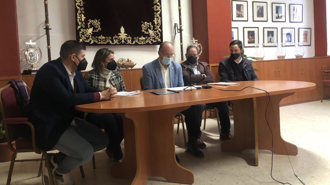 La junta directiva de la Agrupación presentando los actos de la Semana Santa 2022