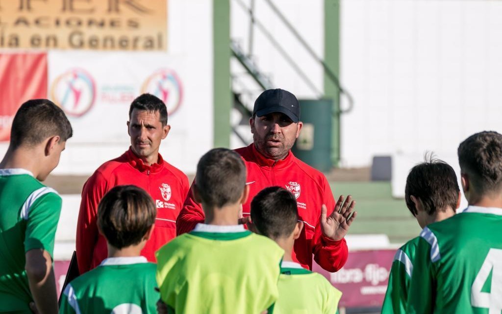 Daniel Cabrera y Pedro Jesús Arévalo con los jugadores del combinado cordobés alevín