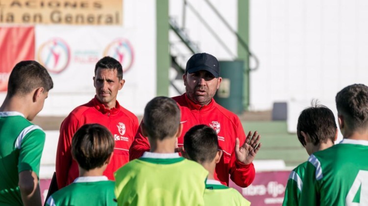 Daniel Cabrera y Pedro Jesús Arévalo con los jugadores del combinado cordobés alevín