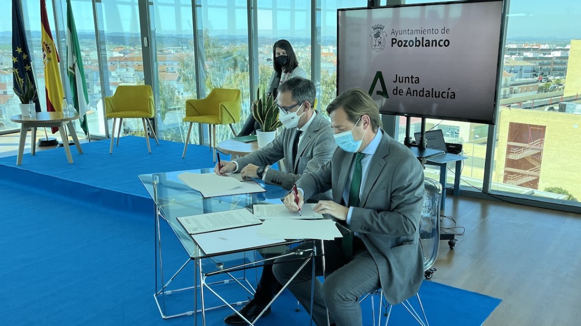 Antonio Repullo y Santiago Cabello durante la firma del convenio