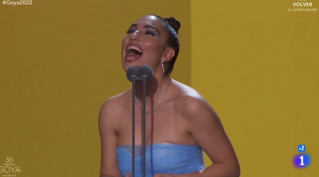 María José Llergo recogiendo su premio