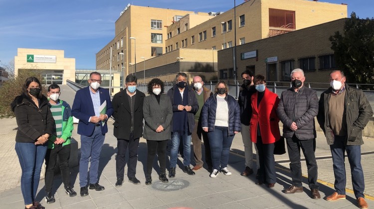 Alcaldes y alcaldesas socialistas frente al Hospital de Pozoblanco