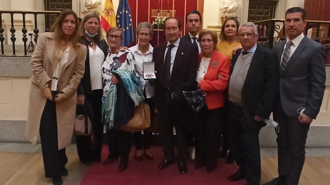 Familiares de César Fernández con la Gran Cruz