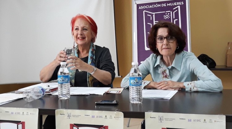 Rosa María Calaf junto a Tránsito Habas en su intervención en una de las ediciones de la Escuela Feminista