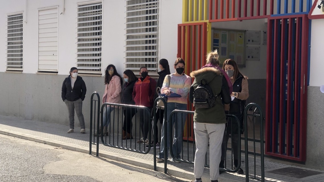 Madres del alumnado del CEIP Virgen de Luna durante una recogida de firmas