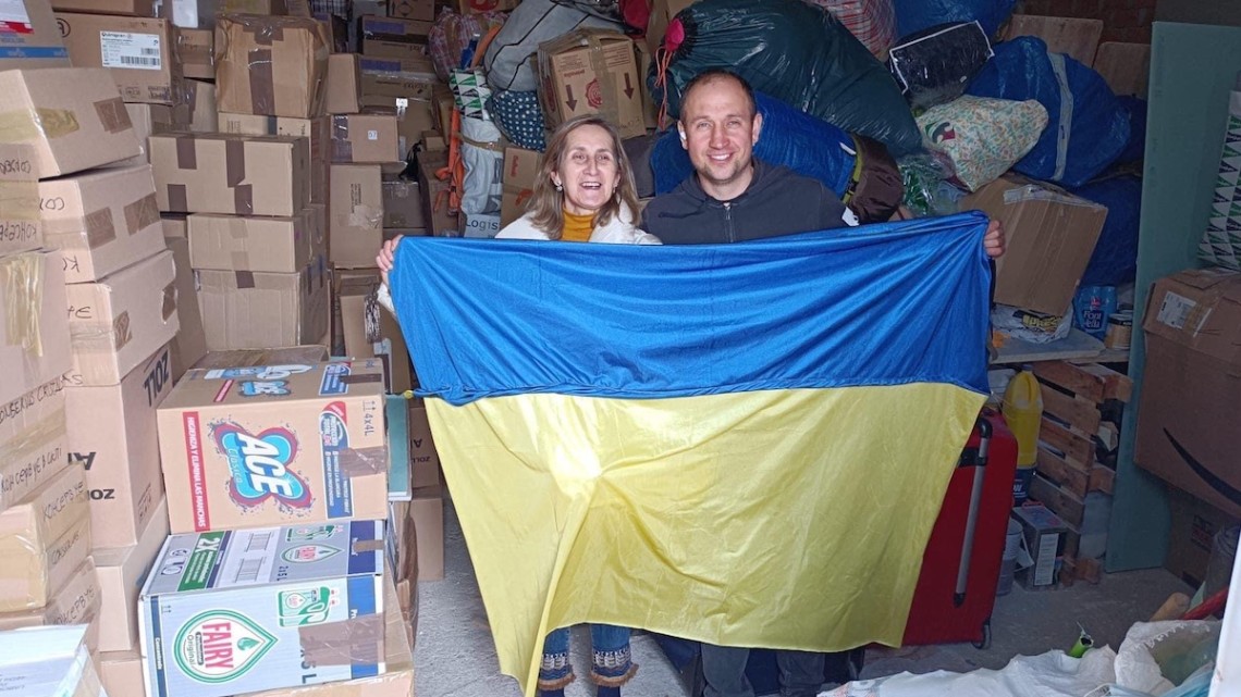 Charo Blanco con la persona que hará de enlace para que los productos recogidos en Pozoblanco lleguen a Ucrania