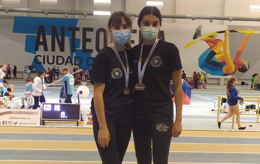 Sara Delgado y Lydia Estévez en el pódium