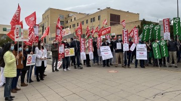 Los sindicatos en su manifestación ante las puertas del Hospital Comarcal Valle de Los Pedroches