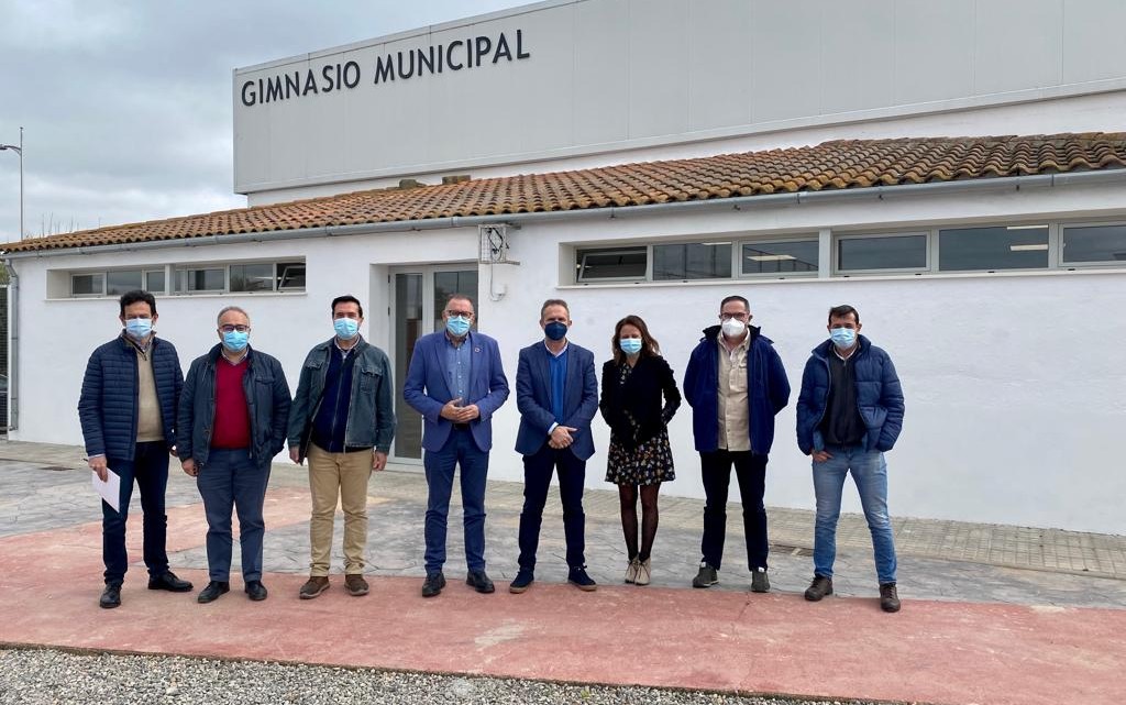 Entrega de las obras de reforma de los vestuarios del gimnasio municipal de Dos Torres