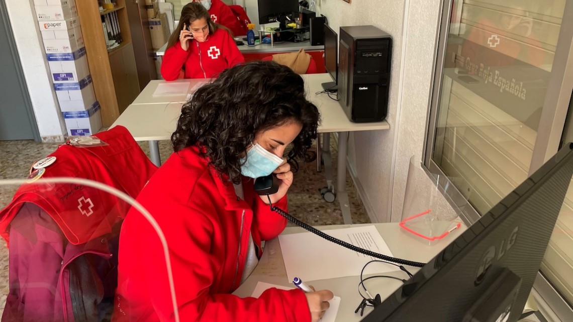 Voluntarios de Cruz Roja durante el radio maratón