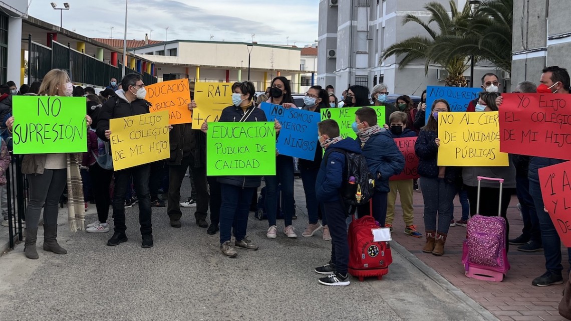 Decenas de personas se han concentrado a las puertas del CEIP Virgen de Luna de Pozoblanco