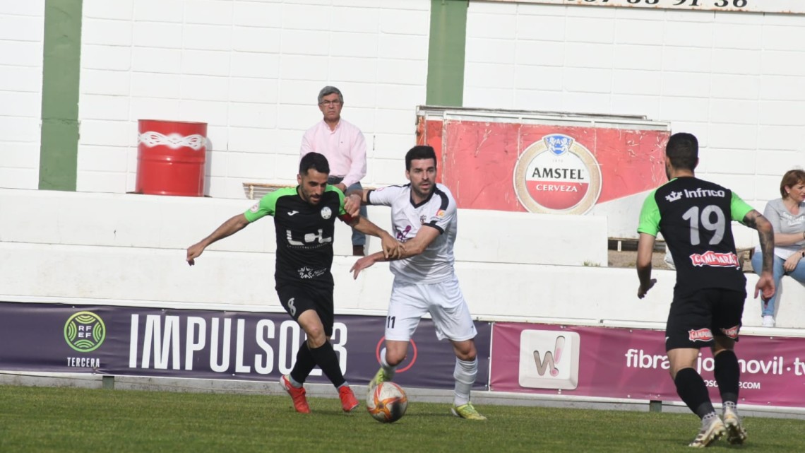 León en una acción del partido contra el Ciudad de Lucena