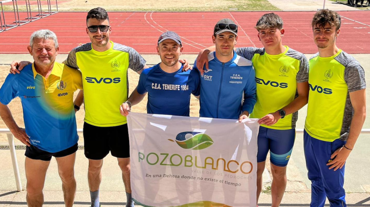 Los atletas con el entrenador Luis Sánchez