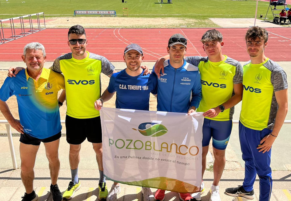 Los atletas con el entrenador Luis Sánchez