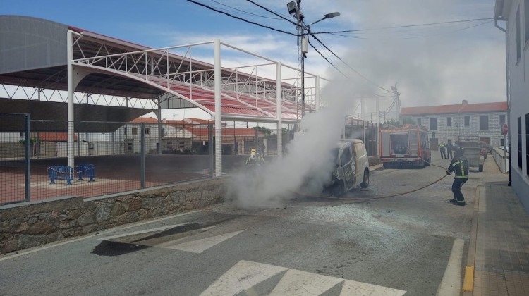 Bomberos del Parque de Pozoblanco actuando en el incendio de una furgoneta en Añora